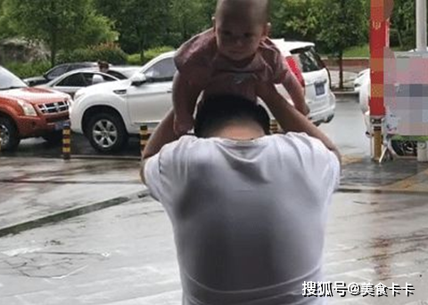 宝爸带宝宝不带伞。原来这就是应对阴雨天气的方法。网友们简直笑喷_ Baby _ Dad _ Baby。