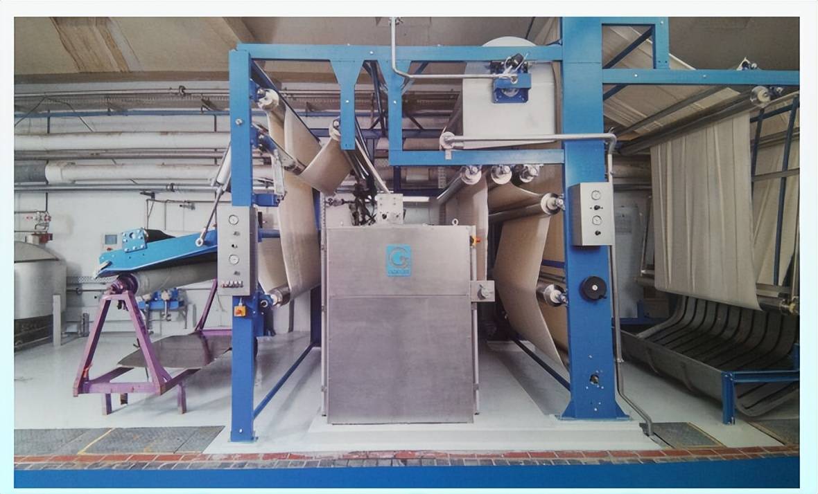 定型机浸轧法的主要设备为定型机(如下图):优点:浸轧法可以通过精确