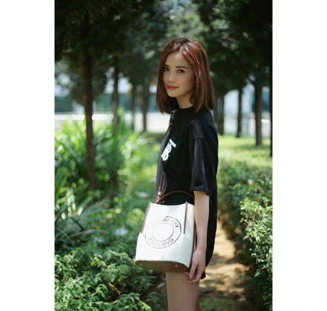 原创阿sa素颜晒美照穿黑色t恤下衣失踪玩出高级给人时髦又时尚