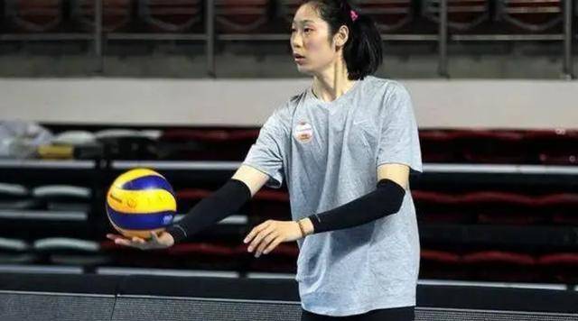 原创父亲为不打扰她训练隐瞒弟弟去世朱婷弟弟治病欠的钱我来还