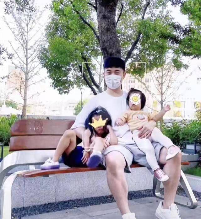 陈赫5岁女儿露出正面乱跳舞穿着公主裙很聪明