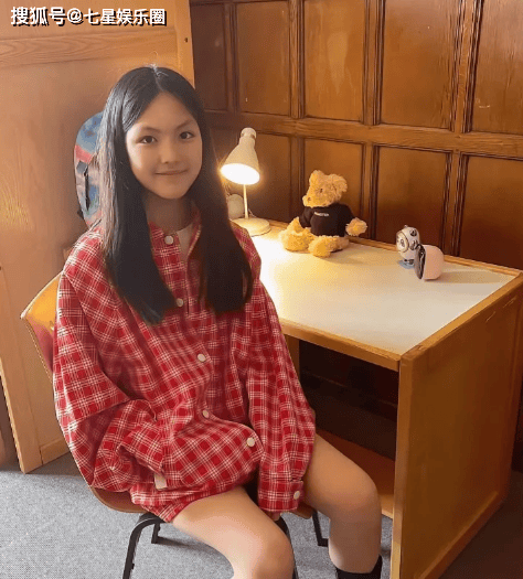 李湘一家三口英国看展,王岳伦逆生长,王诗龄一身行头超4万_网友_女儿_