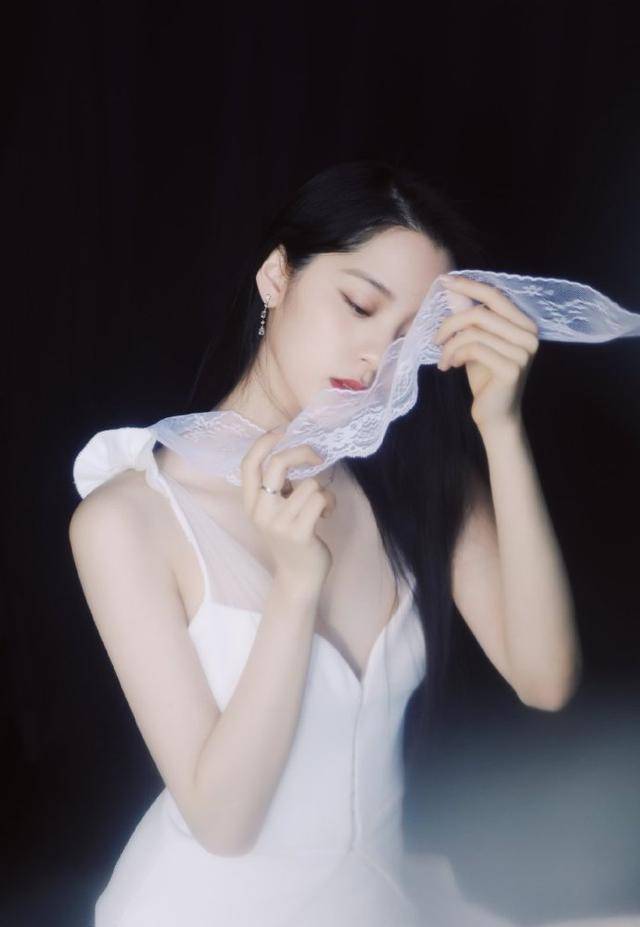 原创欧阳娜娜穿牛奶裙拍大片深v吊带秀好身材粉丝给我多穿点