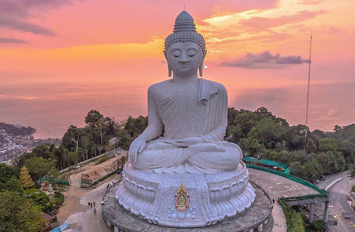 大佛寺是普吉岛最著名的寺庙之一,寺内供奉着一尊巨大的翡翠佛像,是