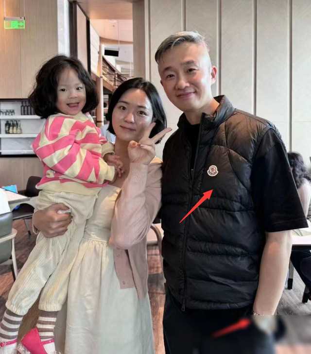 53岁程雷与女粉合影面带微笑面色红润短发造型变化判若两人