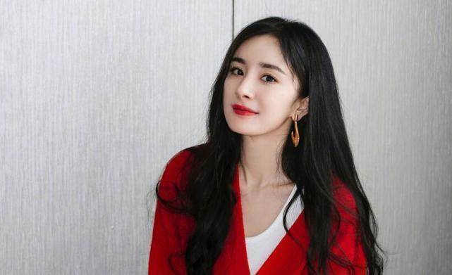 原创有种乖巧叫杨幂的坐姿明明已经当妈了坐姿却规矩得像一个小学生