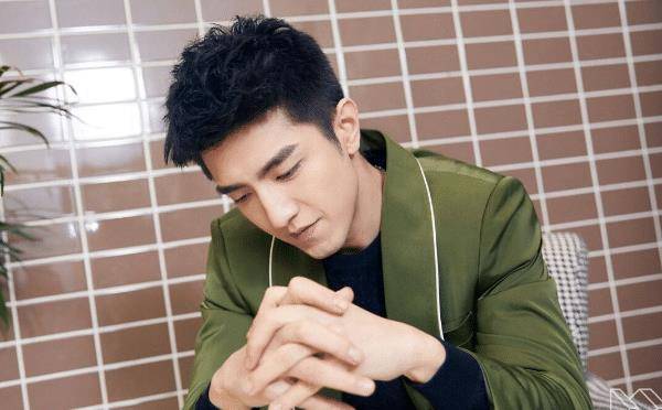 原创军人世家出生的金瀚难怪扮演霸道总裁那么高傲冷静