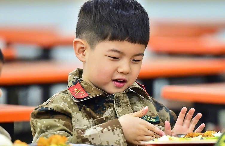 当星二代长着一张明星脸,沙溢儿子撞脸宋仲基,ella直接想提亲_安吉