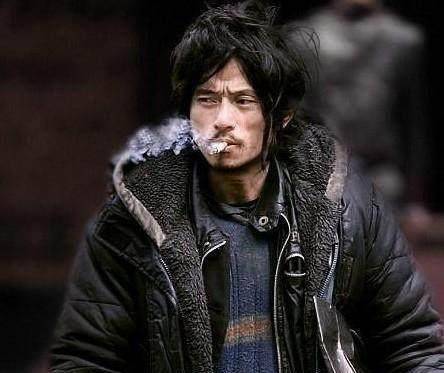 当年火遍网络回家了的犀利哥如今又开始了流浪