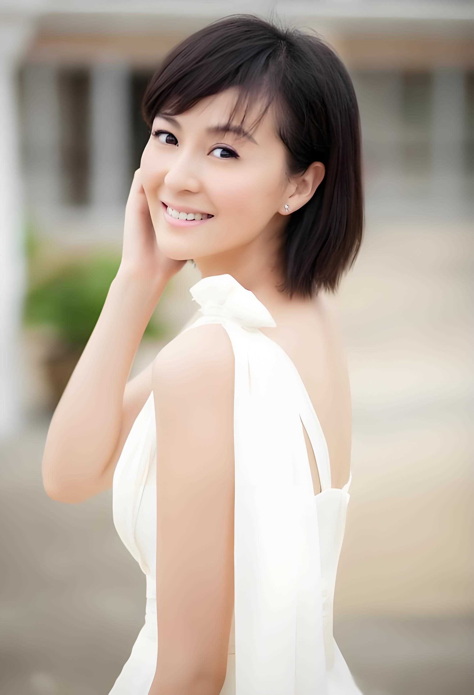 她是娱乐圈最纯净的女演员为父治病还债被富商苦追终成眷属