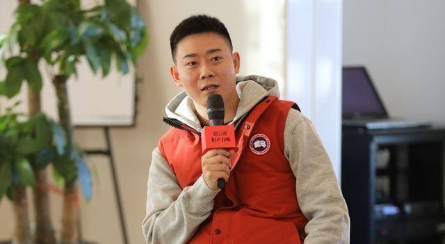 原创德云社栾云平晒腿照因长期操劳需要戴护具真是郭德纲的好徒弟