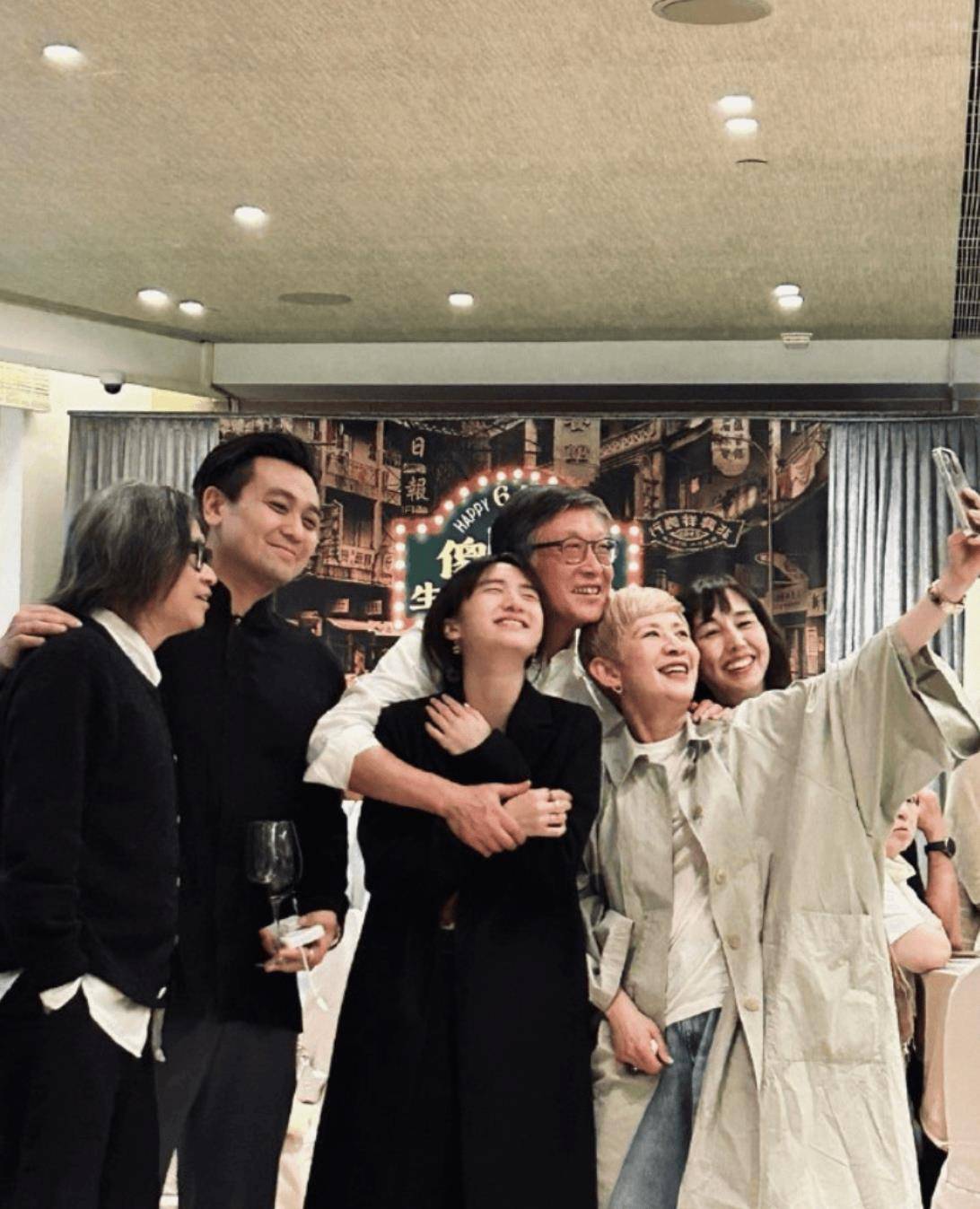 原创刘伟强庆祝64岁生日58岁混血女星罕露脸刘伟强搂着其女儿合照