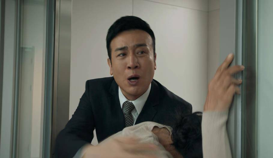 师母昏倒那刻,赵辉装不下去了,带着哭腔喊出"欧阳老师",表情痛苦,泪水