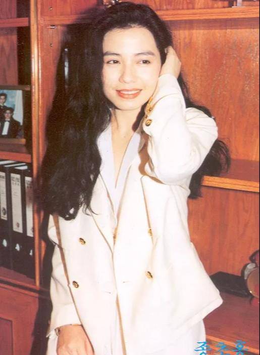 钟楚红曾经入选了港姐第四名,据说是因为她驾驭不了高跟鞋,没有发挥应