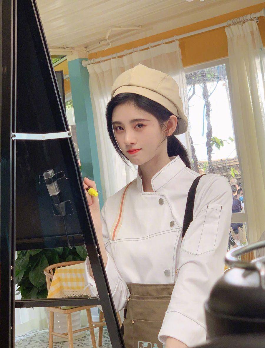 原创鞠婧祎穿厨娘装上街看清她腿长后确定身高有159cm