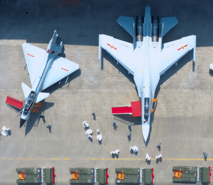 海军航空兵歼10,苏30mk2同框作者认为,2028年,歼10系列战机应该不会
