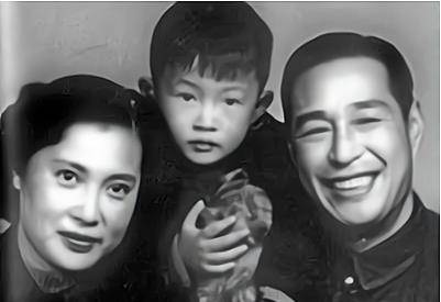 100岁秦怡在病房过生日坐轮椅戴丝巾略显憔悴尝遍人间疾苦