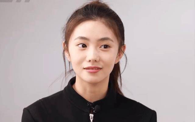 原创新谋女郎获年度最具潜力演员穿小黑裙拿红花笑靥如花像章子怡