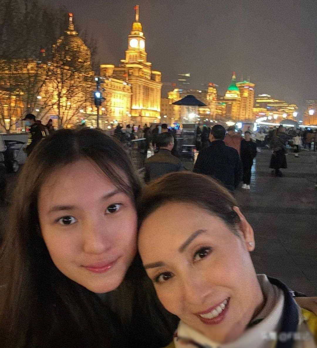 林文龙郭可盈带女儿去上海旅游一家三口晒全家福打卡新晋景点