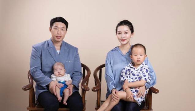 德云社烧饼老婆晒美照,产后身材恢复快,面容宛如大学生_胡郑昕_生活