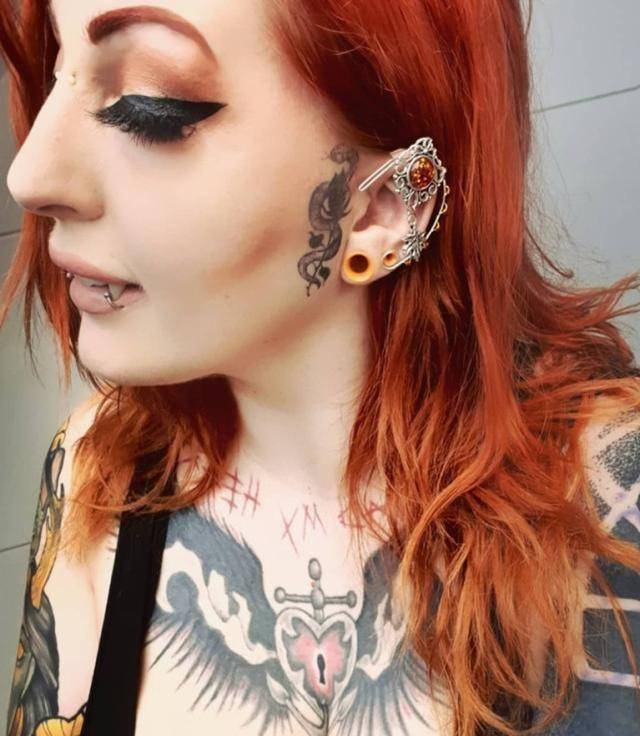 德国美丽女孩花21万打造吸血鬼形象,60%皮肤纹身,眼球也纹了