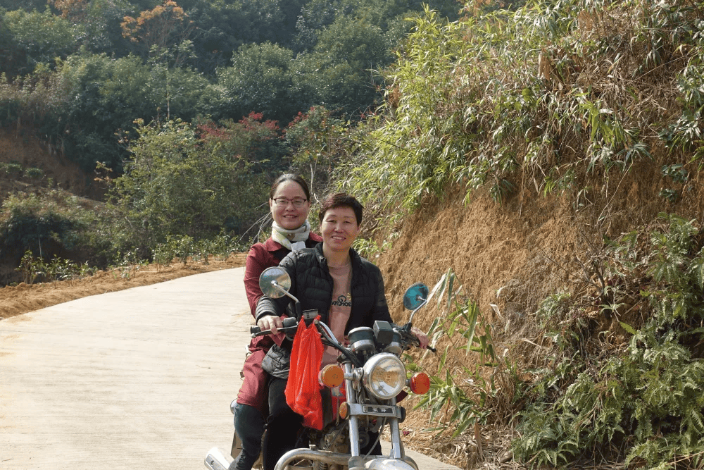 图源自《去家访》当村里很多孩子特别是女孩早早退学,谢英华早年的