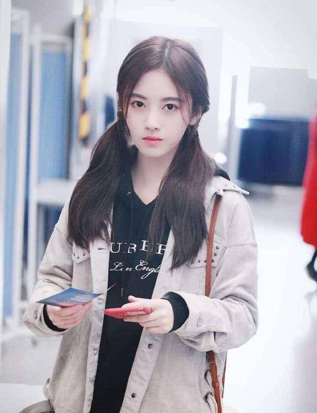 原创鞠婧祎晒出春日照蜜桃唇粉美惹人爱是甜甜的小公主无疑了