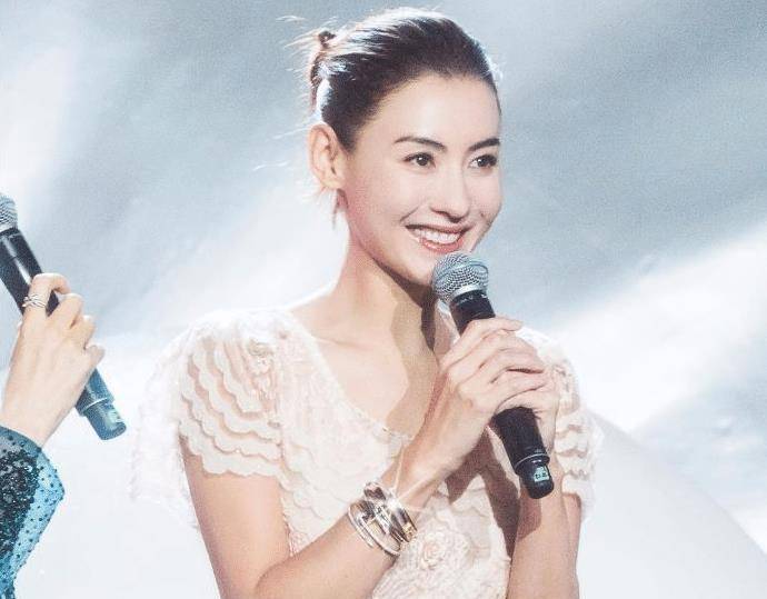 原创张柏芝三儿子正面曝光眼睛大又圆头扎小辫似女孩最爱汽车玩具