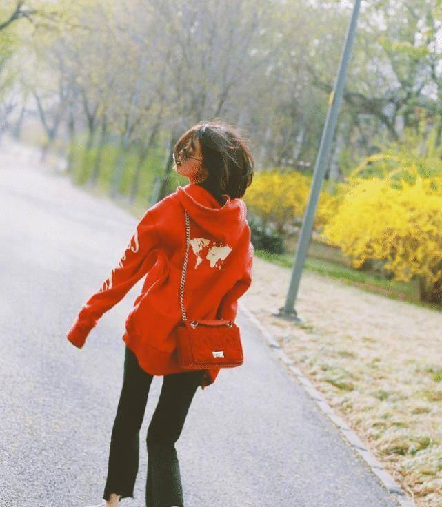 原创不露腿的李溪芮照样美到开挂穿红色卫衣搭牛仔裤太有活力了