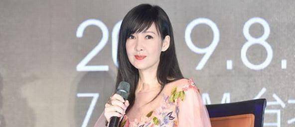 原创冻龄女神周慧敏52岁挑战穿粉嫩美衣魅力不减