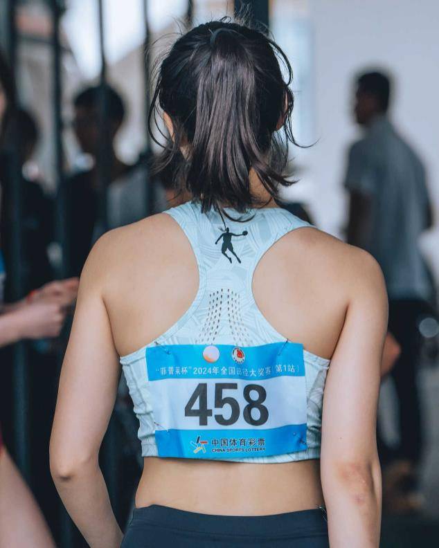 原创夏思凝创作玉女集向粉丝比心做鬼脸网友我的心都甜了