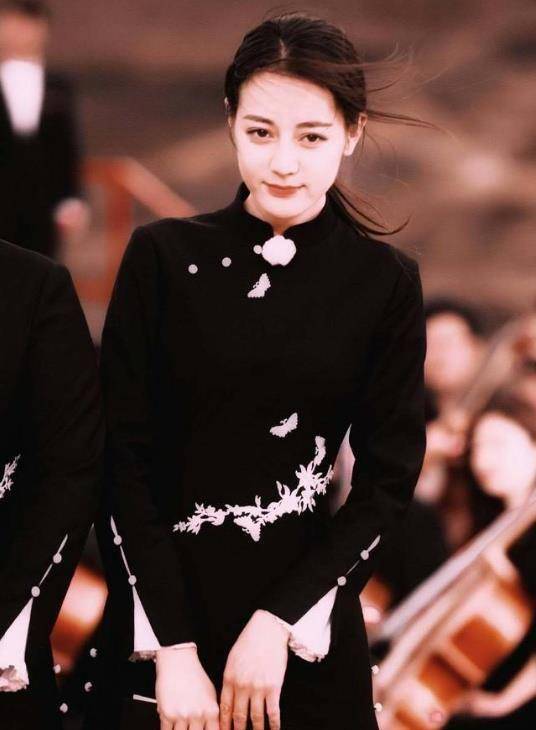 当迪丽热巴穿上黑旗袍,众人惊艳的说不出话,简直就是视觉享受!