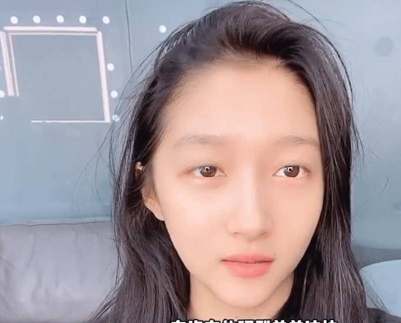 原创关晓彤素颜拍视频没有工作室精修庇护真实身材也完全暴露了