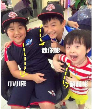 因为和爸爸小时候长的很像,也遗传了爸爸的演技的基因,小小彬非常受