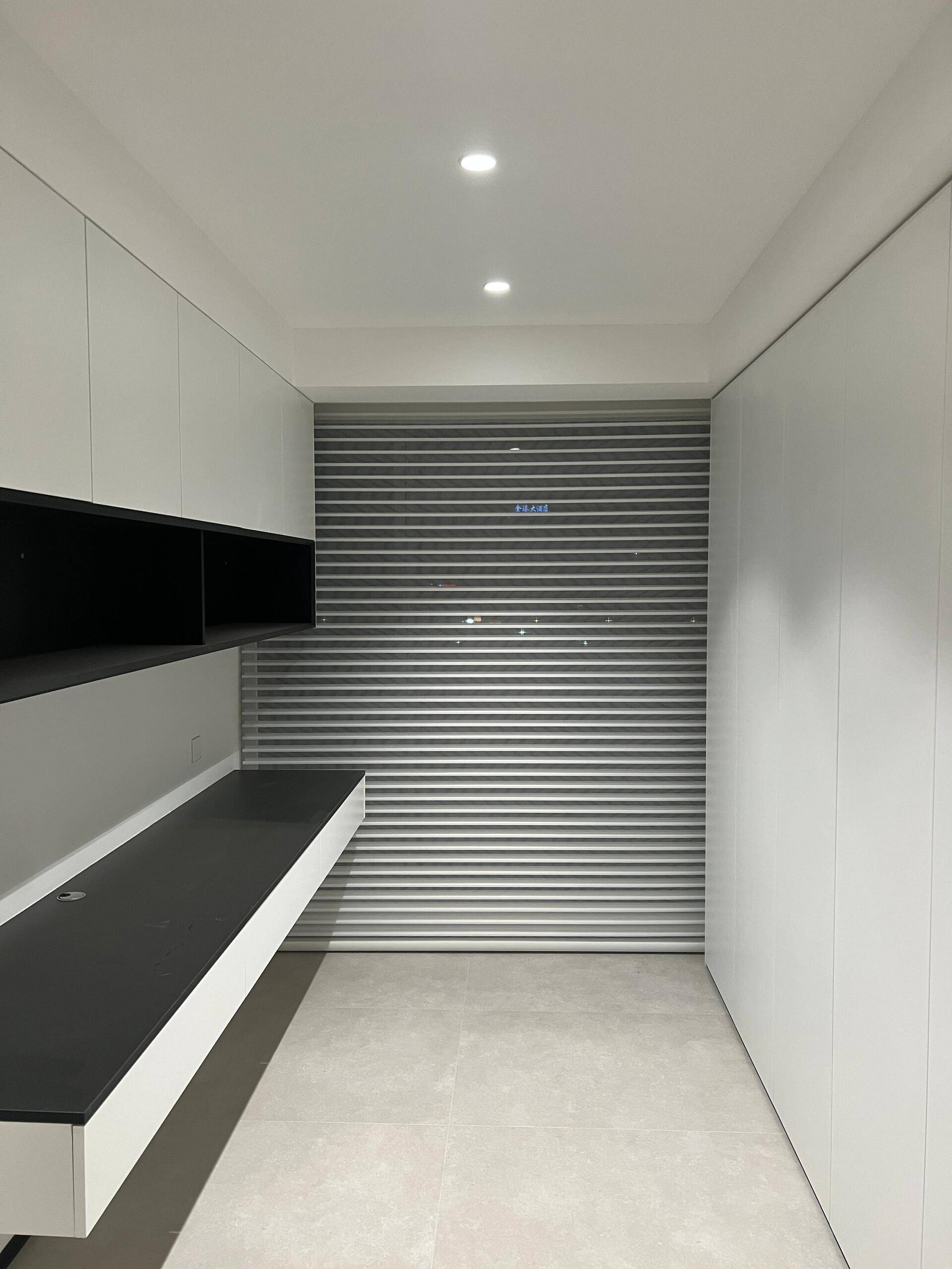 瓷砖轨道灯:格栅灯氛围感更强,照明主要来自泛光灯.