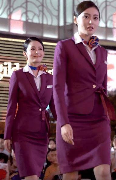 李沁和张天爱同穿空姐服走路扭胯那一刻谁身材更好一目了然
