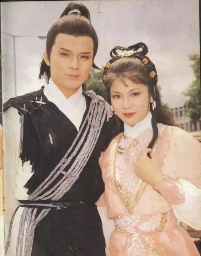 汤镇业和翁美玲认识,始于1982年底,两人一同出演《十三妹》,随着接触
