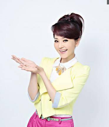 当过兵,拉过广告,卖过保险,一跃成为当家主持人,如今退居幕后_方琼