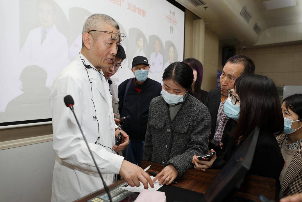 西京医院举办世界帕金森日科普讲座与义诊活动