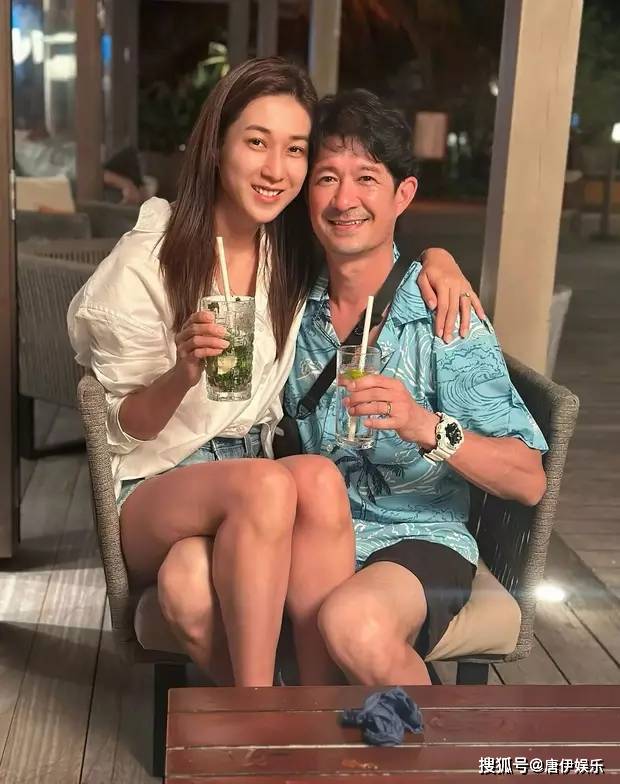 钟嘉欣的家庭生活充满了幸福和甜蜜,她与老公jeremy的恩爱也备受瞩目.