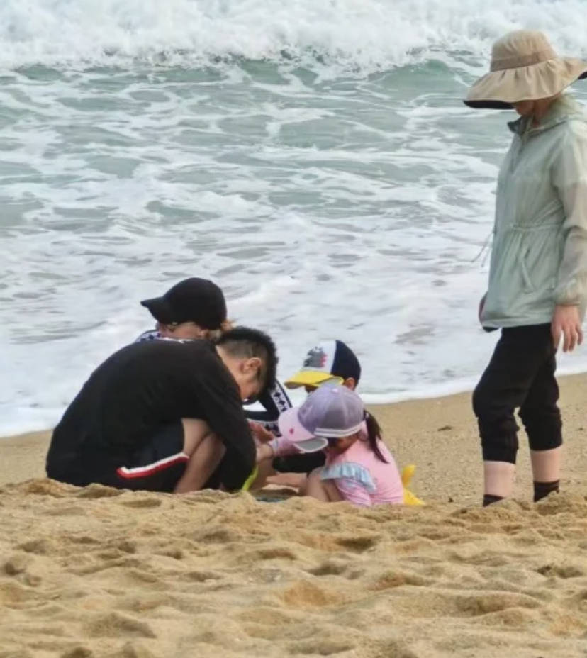 撒贝宁携全家海南度假一家四口幸福满溢陪孩子玩沙父爱满满