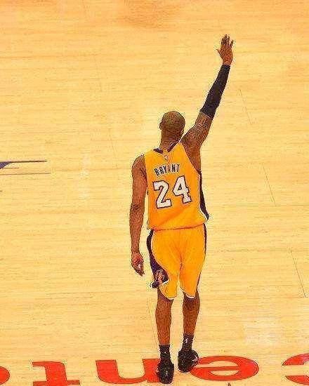 原创悼念科比nba首回合24秒8秒违例全场高呼科比让人泪目