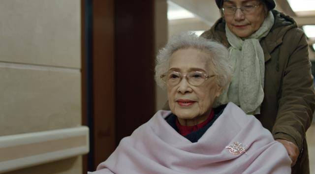 99岁秦怡不值得羡慕的人生丈夫儿子早逝和女儿30年不来往