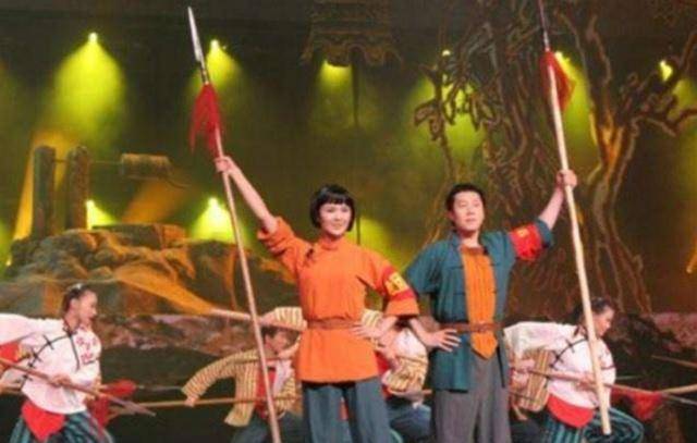 在中国传统戏曲中,演员们就经常用到红缨枪,在让人眼花缭乱的华贵服饰