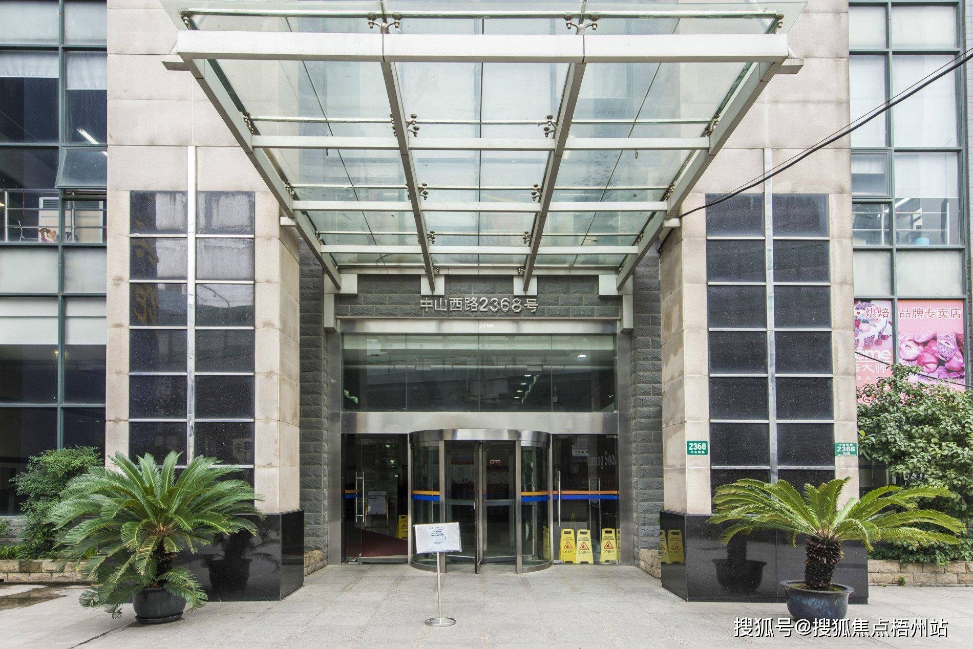 华鼎广场地面积17525平方米,小区建造面积近10万平方米,由三幢29层