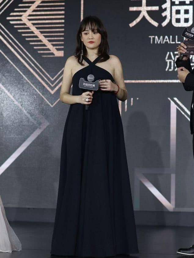 原创有一种胖叫陈乔恩的幸福肥穿上黑色挂脖裙显胖不止20斤