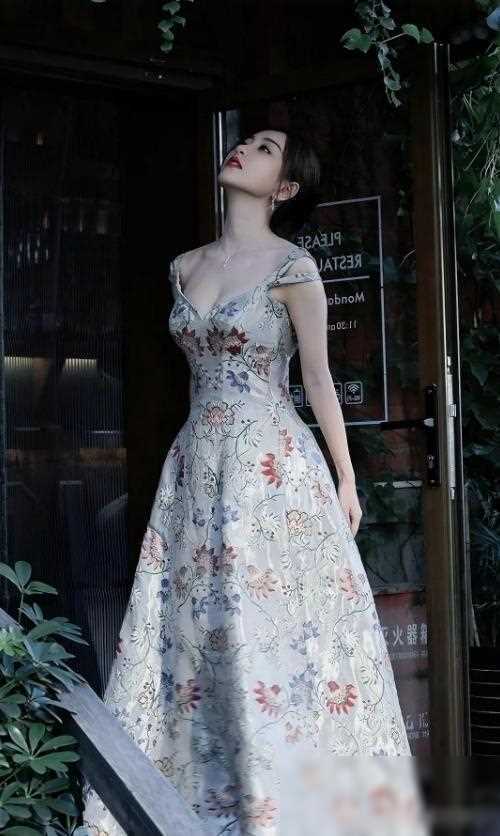 谁顶得住44岁秦岚真空出镜秀事业线身材太火辣