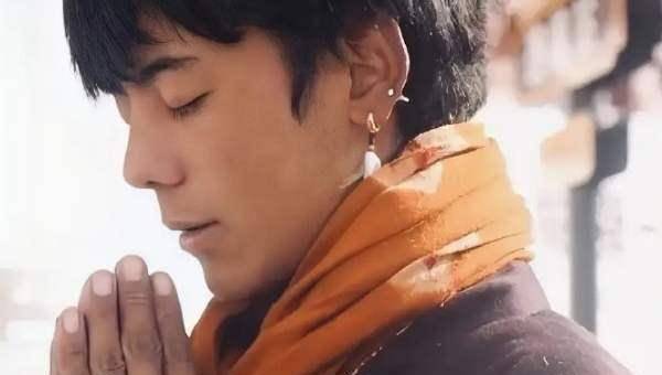 原创丁真以前就放牛骑马现在要干活走红后面容憔悴丁真真的快乐吗