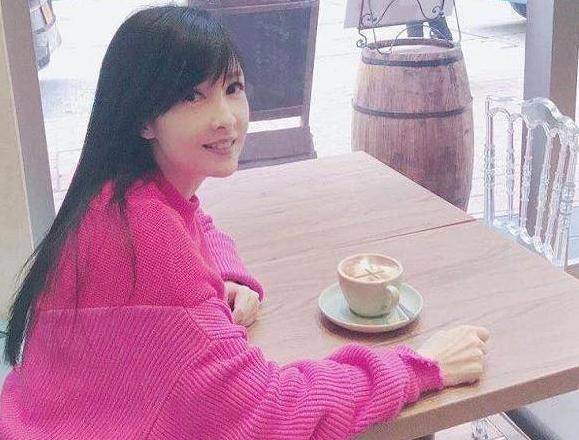 原创冻龄女神周慧敏52岁挑战穿粉嫩美衣魅力不减