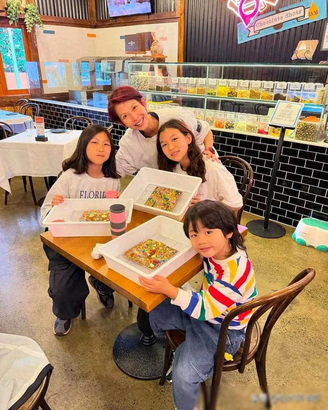 蔡少芬独自带娃出游三个孩子颜值各异一个似妈两个似爸